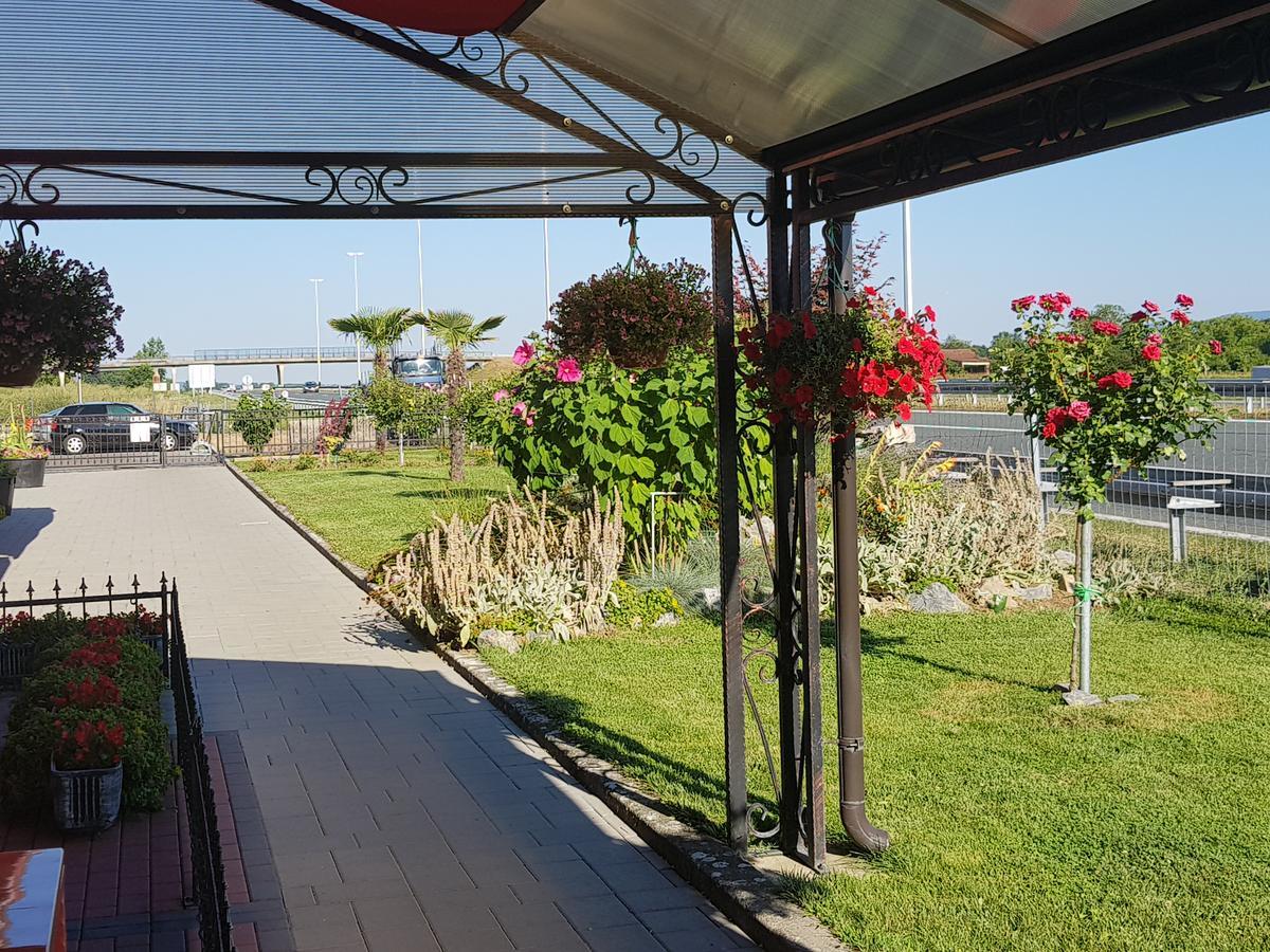 Bed And Breakfast Turist Staro Petrovo Selo Bagian luar foto